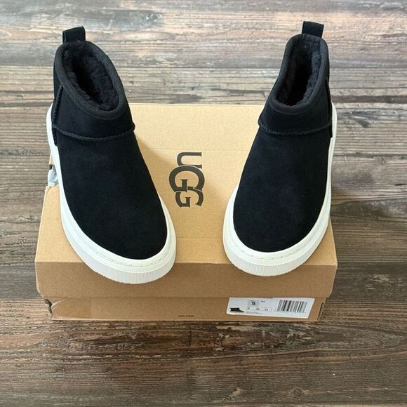 UGG Women's Alameda Mini Boot Sheepskin Sneakers in Black Size 5 New - Picture 6 of 6